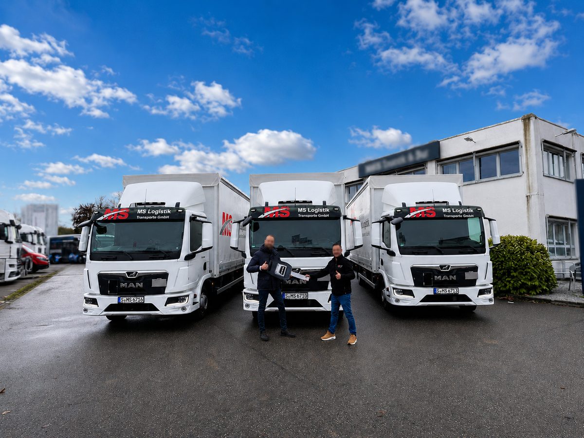 Fahrzeuge der MS Logistik Transporte GmbH mit Team vor dem Betriebshof