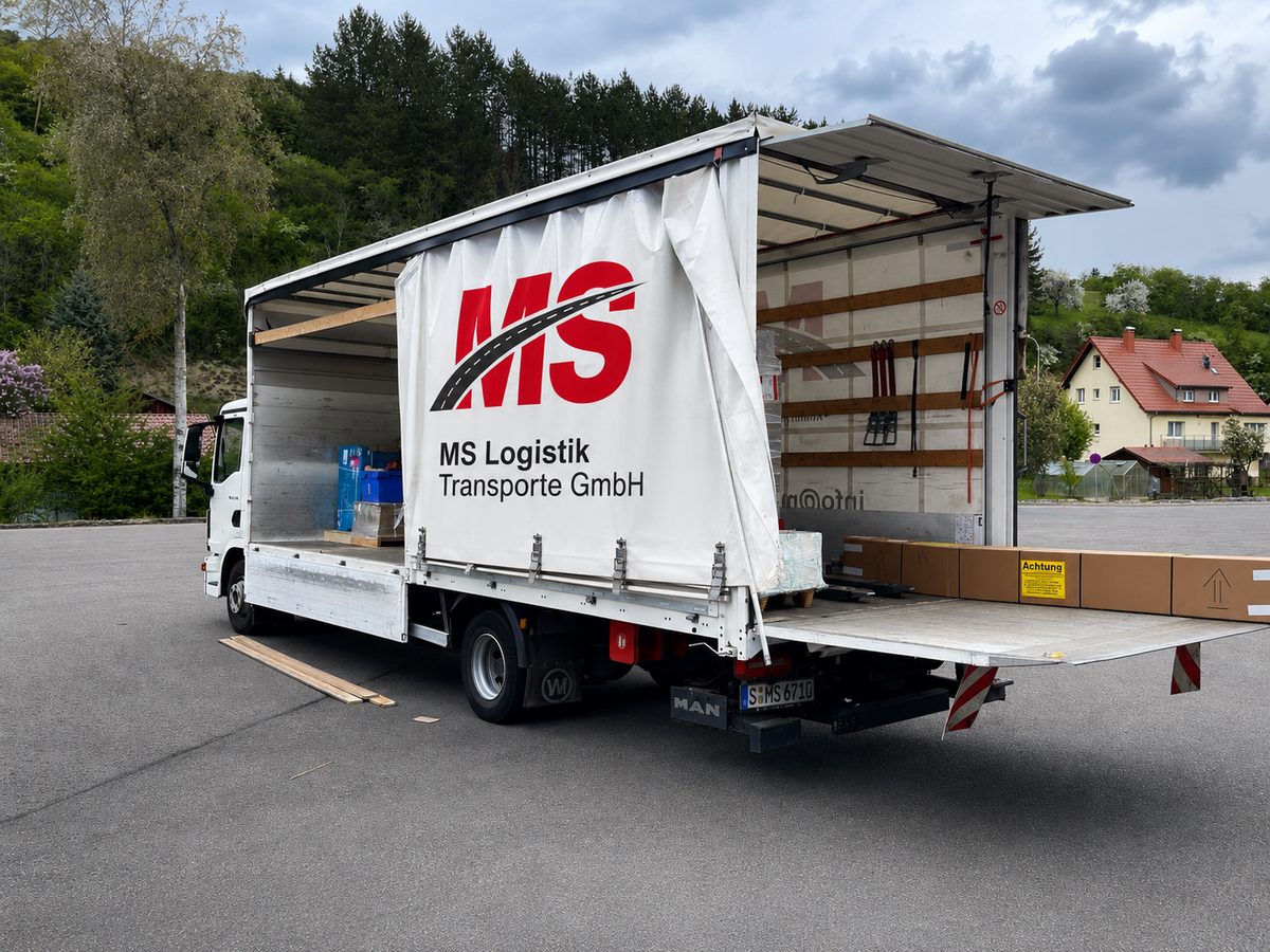 Seitlich geöffneter LKW der MS Logistik Transporte GmbH für besondere Ladesituationen