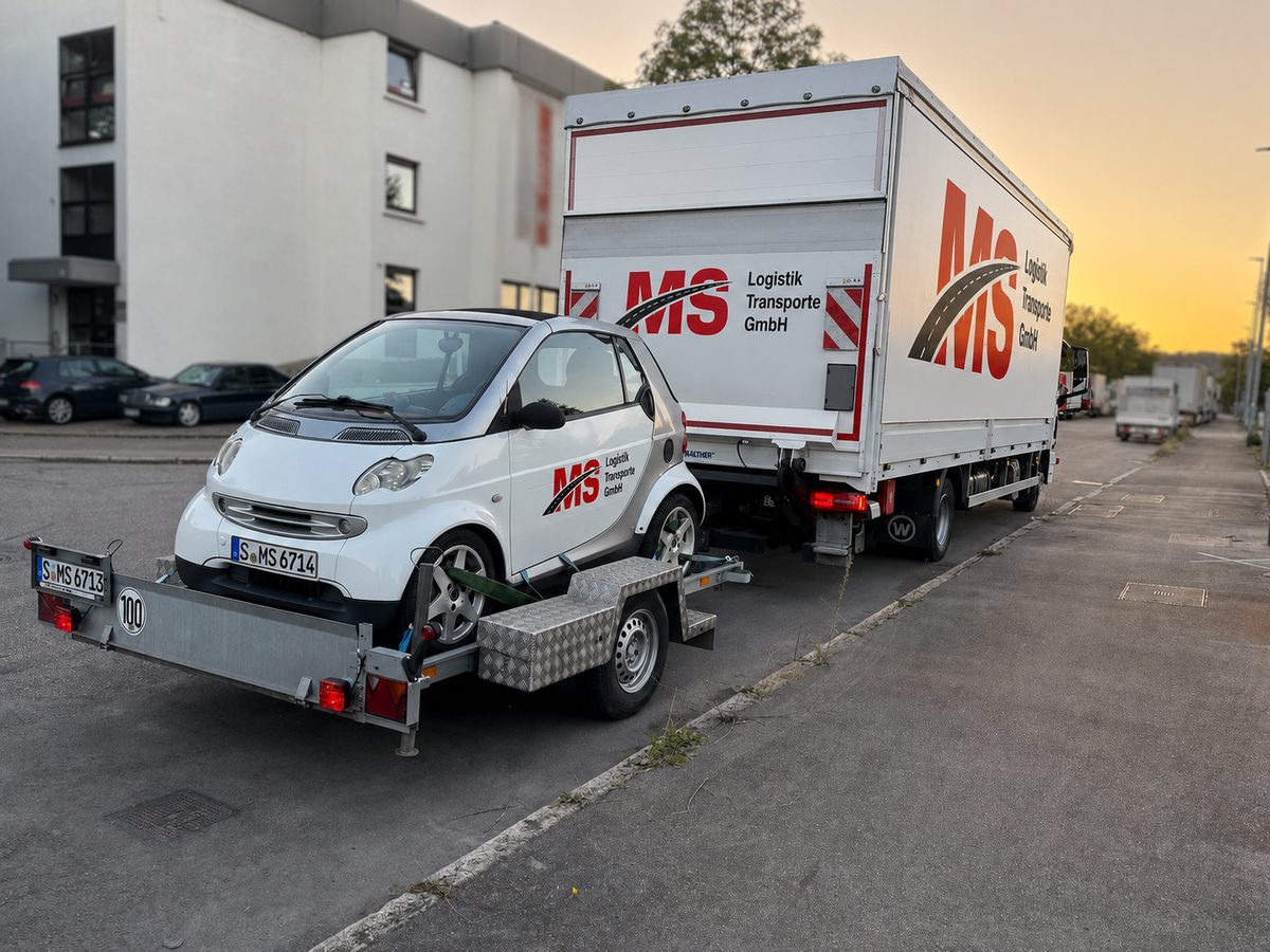 Transport eines Fahrzeugs auf Anhänger durch MS Logistik Transporte GmbH
