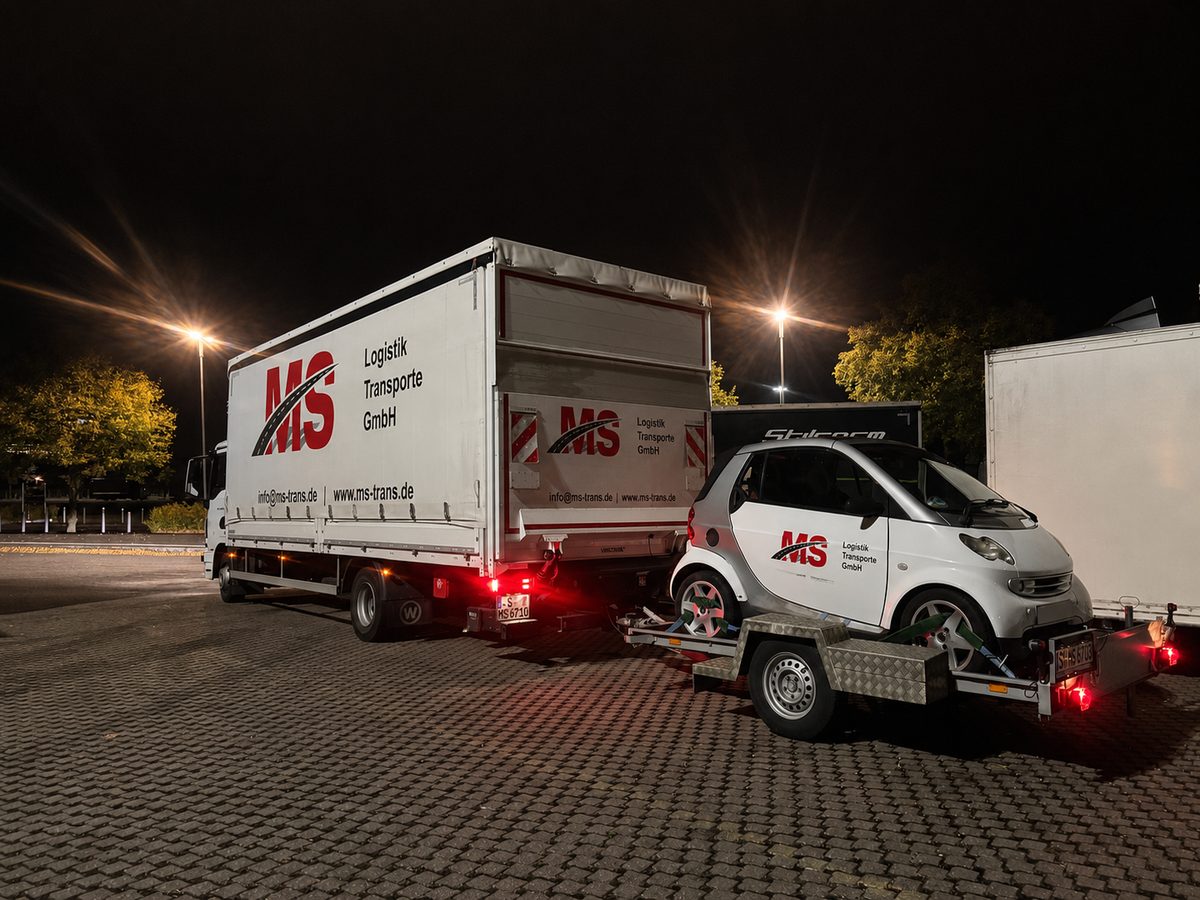 Nachtfahrt mit Anhänger und Fahrzeug der MS Logistik Transporte GmbH