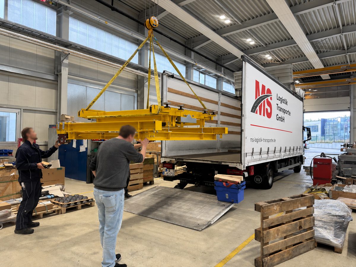 Hallenverladung mit Kran und LKW der MS Logistik Transporte GmbH