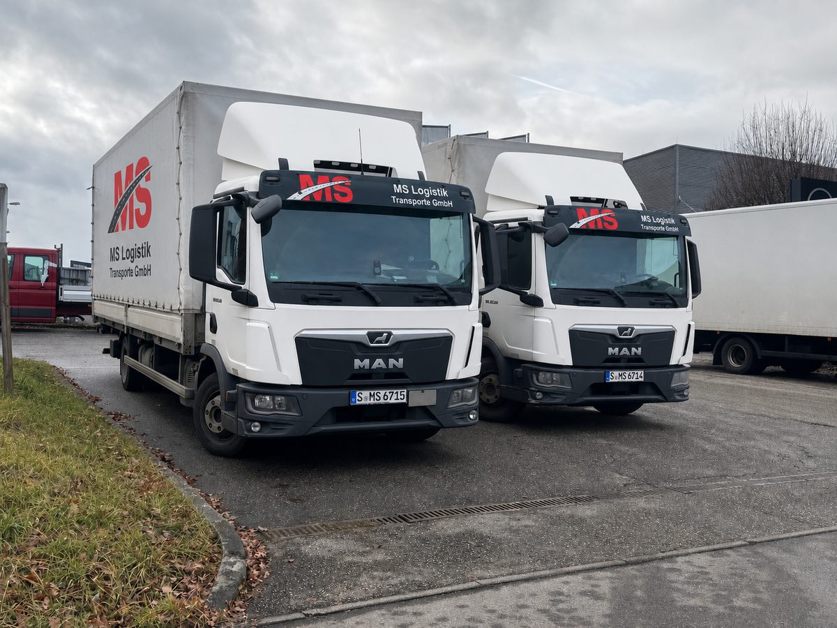 Zwei LKW der MS Logistik Transporte GmbH einsatzbereit auf dem Hof