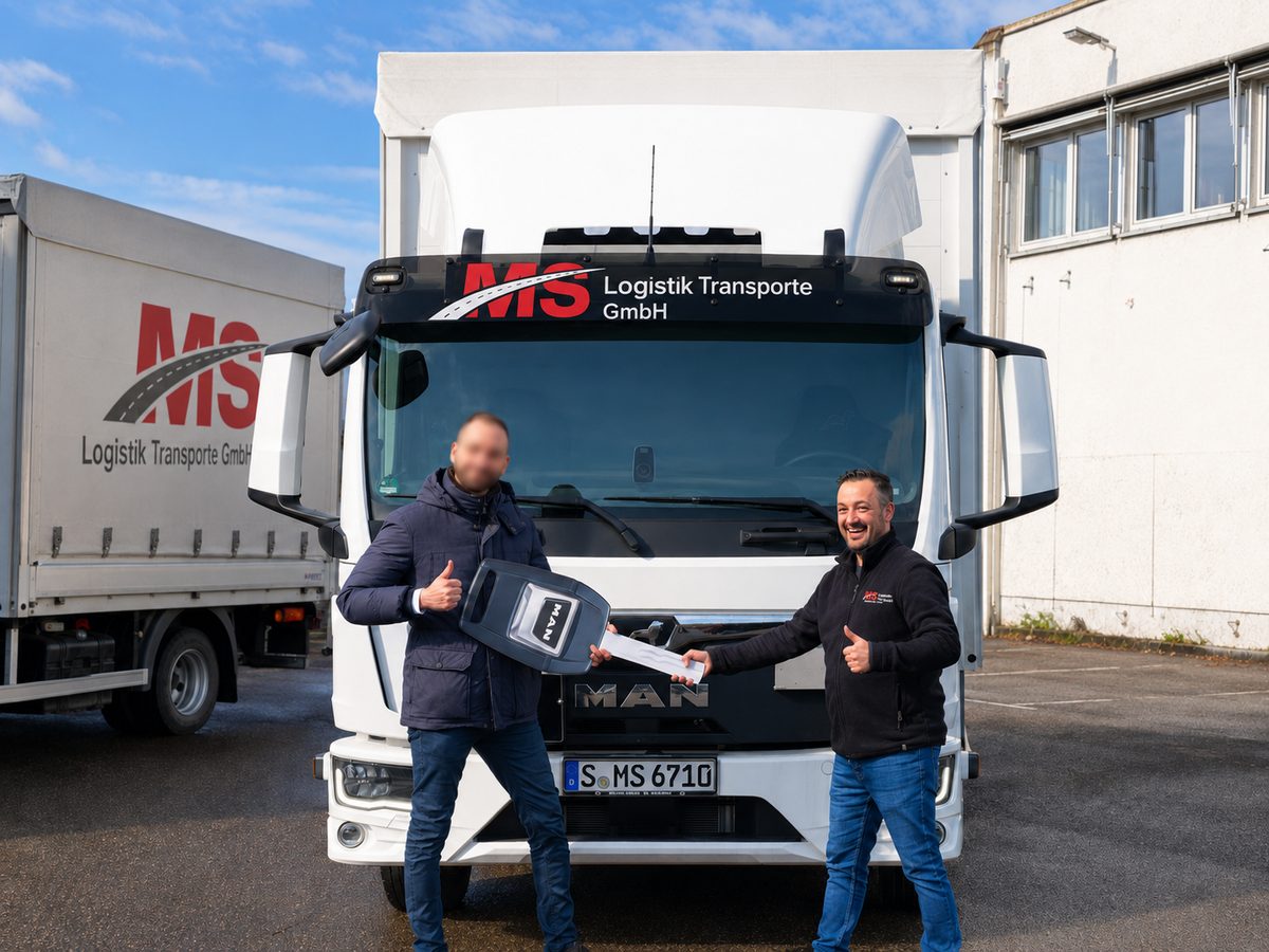 Schlüsselübergabe vor einem LKW der MS Logistik Transporte GmbH
