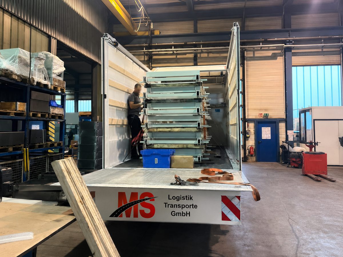 Beladung eines Fahrzeugs der MS Logistik Transporte GmbH in einer Halle